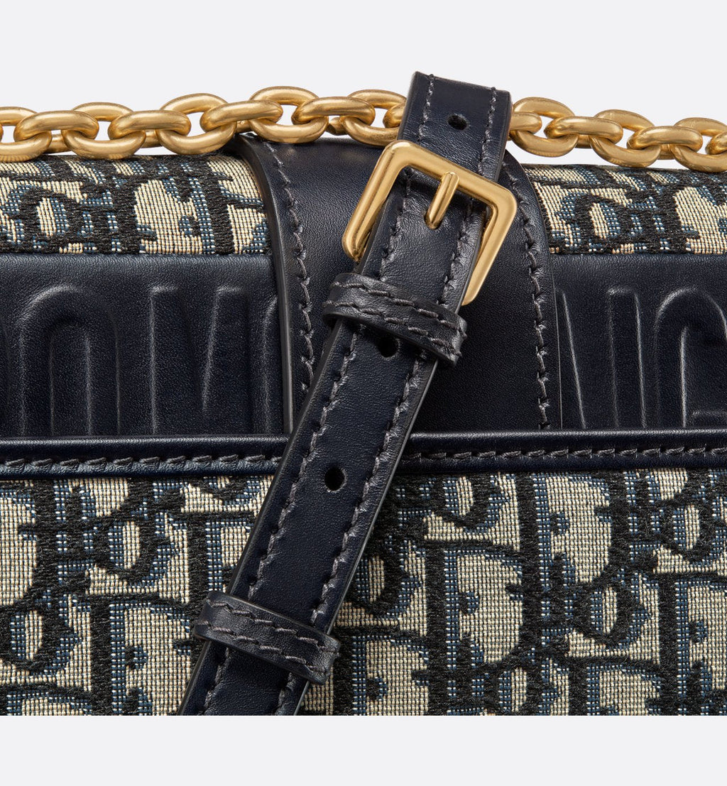 30 Montaigne chain bag