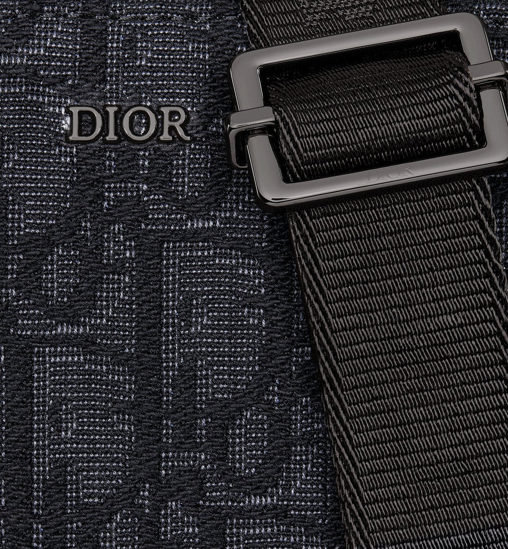 Pochette zippée à bandoulière
Toile jacquard Dior Oblique noir